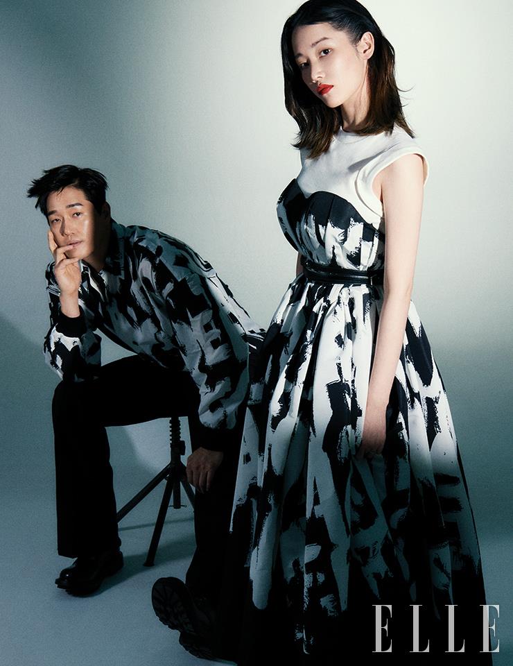 유지태가 입은 셔츠와 슈즈는 모두 Alexander McQueen by Mue. 팬츠는 Raf Simons by G. Street 494 Homme. 전종서가 입은 슬리브리스 톱과 드레스, 슈즈는 모두 Alexander McQueen.