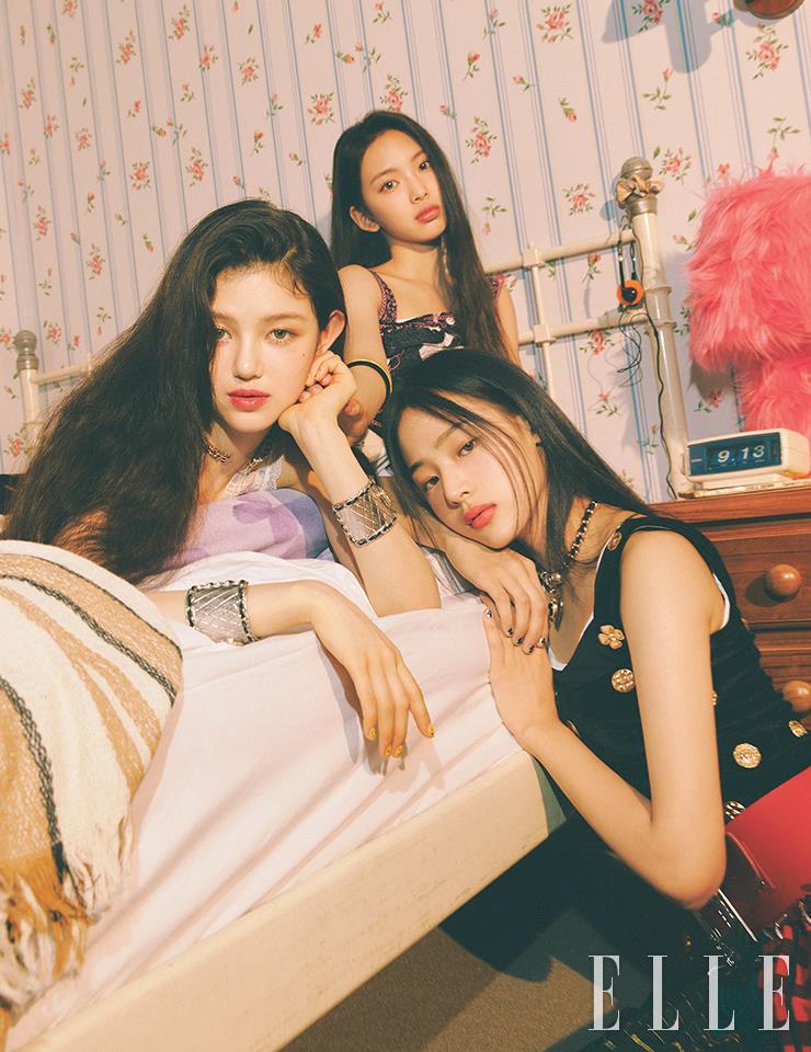 민지가 바른 립스틱은 밝은 핑크빛의 루쥬 알뤼르 렉스트레, 844호. 다니엘은 선명한 체리 레드빛의 루쥬 알뤼르 렉스트레, 858호를, 혜인은 강렬한 레드빛의 루쥬 알뤼르 렉스트레, 854호를 발랐다. 사용 제품은 모두 Chanel. 민지가 착용한 블랙 톱과 스윔 톱, 네크리스는 모두 Chanel. 플리츠스커트는 스타일리스트 소장품. 다니엘이 입은 시어한 톱과 네크리스, 뱅글은 모두 Chanel. 혜인이 입은 슬리브리스 톱은 Chanel.