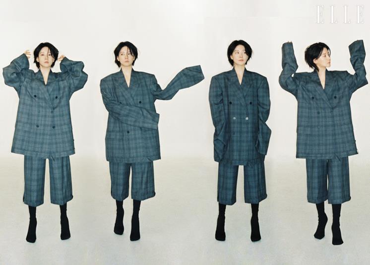 오버사이즈 재킷과 체크 쇼츠, 삭스 부티는 모두 Balenciaga.