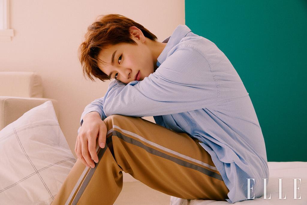  하늘색 스트라이프 셔츠는 산드로 옴므, 베이지 컬러의 와이드 팬츠는 오디너리피플