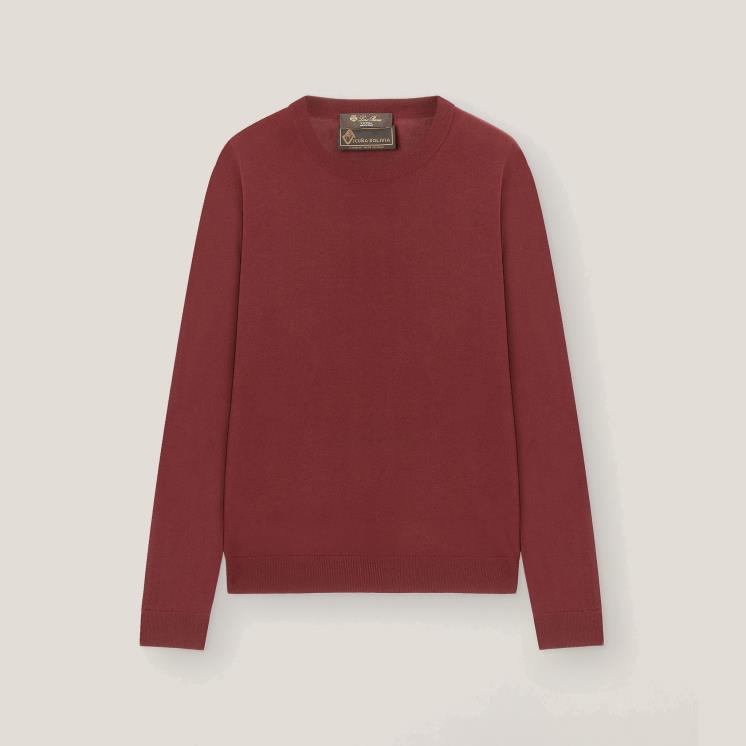 비쿠냐 100%라 매우 가볍지만 따뜻한 스웨터는 618만 원, Loro Piana. 