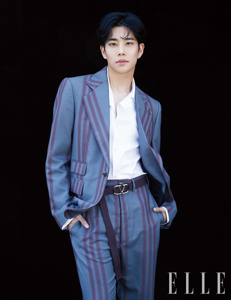 MJ가 입은 수트는 Vivienne Westwood. 셔츠는 COS.