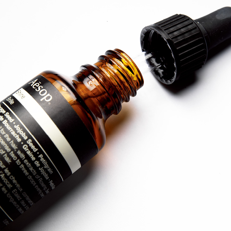 호호바 시드 오일, 보리지 시드 오일 성분이 머리카락에 영양분을 공급해 건조하고 손상된 모발을 케어해 주는 헤어 에센스. 샤인, 4만원, Ae-sop.