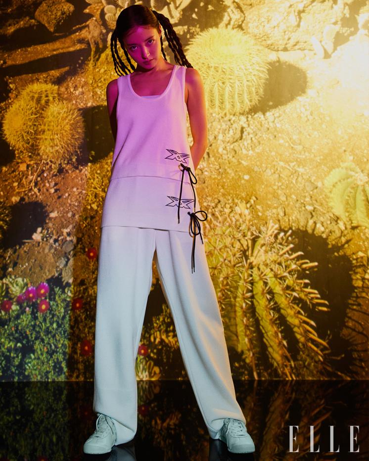 니트 소재 톱과 팬츠, MEXICO 66™ CACTFUL™ BLUE 스니커즈는 모두 Onitsuka Tiger.