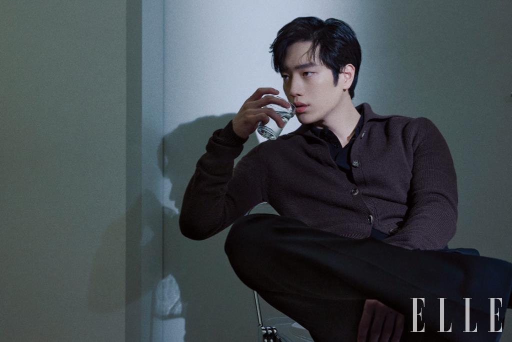 니트 카디건과 톱, 팬츠는 모두 Bottega Veneta.