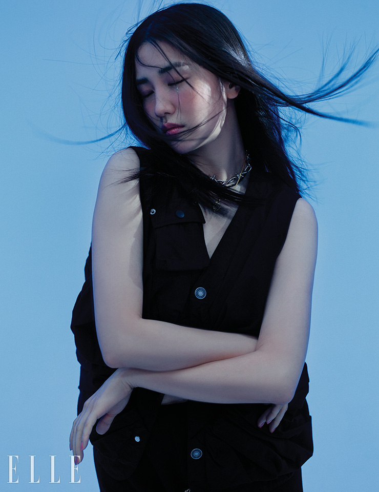 베스트 재킷은 Munn. 스커트는 Leha. 체인 벨트와 링은 모두 Bellnnouveau.