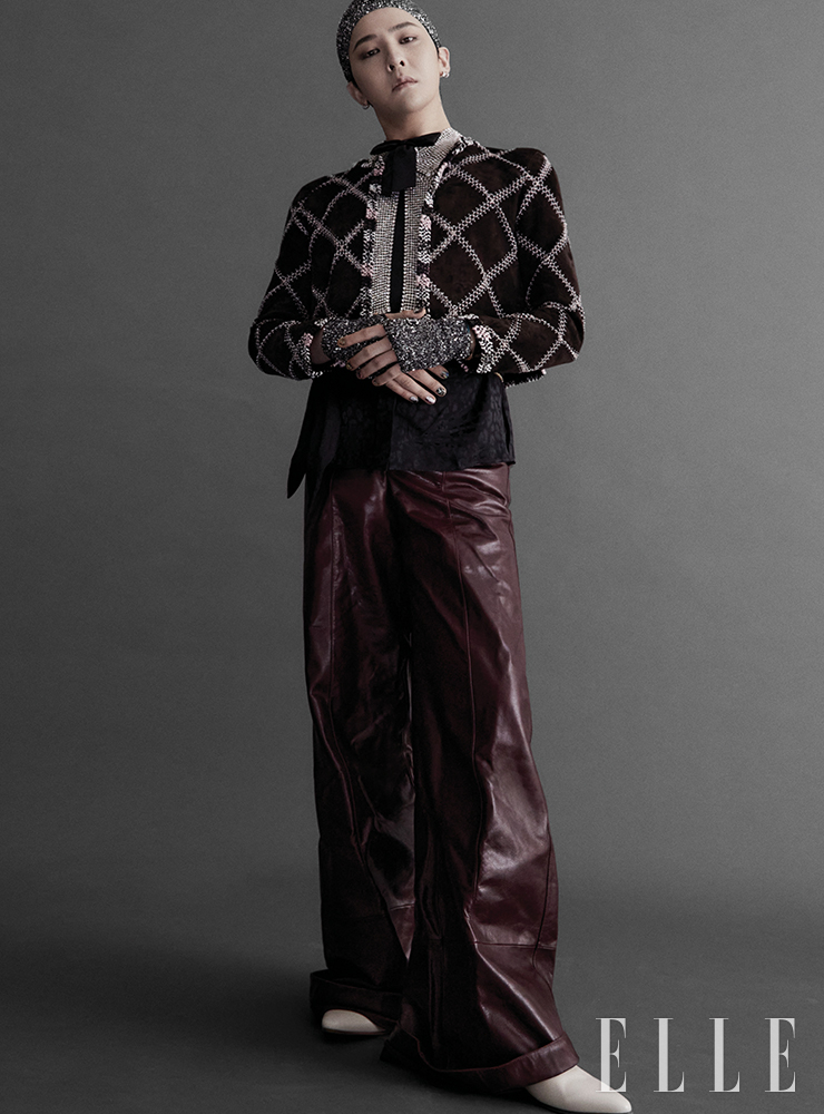 다이아몬드 패턴의 재킷과 실크 자카르 블라우스, 버건디 컬러 팬츠, 클로슈 비니, 칼라 모티프의 네크리스와 비브 네크리스, 글러브는 모두 Chanel.