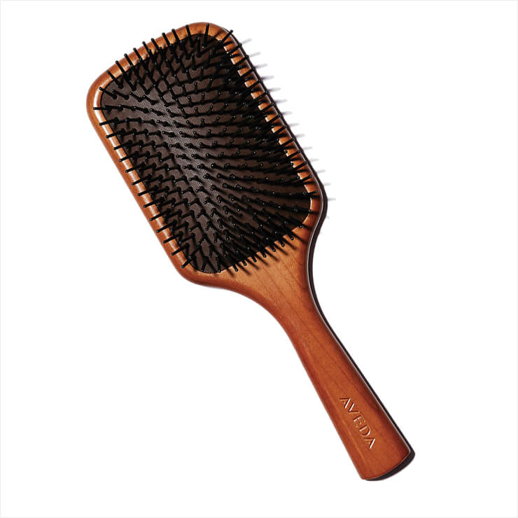 모발 엉킴 방지와 두피 스트레스를 완화해 주는 우든 패들 브러시, 3만6천원, Aveda.