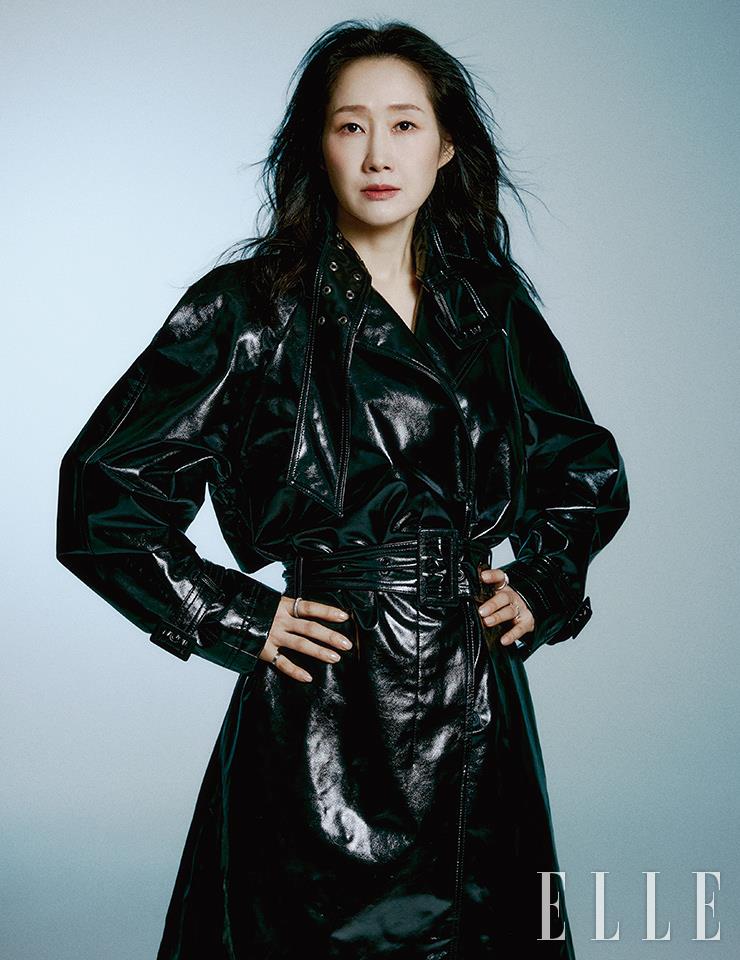 블랙 페이턴트 코트는 H&M Studio.