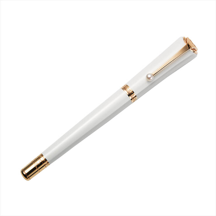 진주 장식의 펜은 1백24만원, Montblanc.