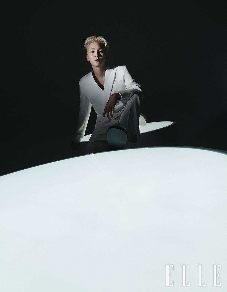 LIGHTS ON 깜깜한 어둠을 비추는 화이트 원형 오브제에 자연스럽게 걸터앉은 키. 그 자체로 빛이 나는 피부는 프로 테일러 비내추럴 쿠션으로 완성한 것. 사용 제품은 Espoir. 재킷은 스타일리스트 소장품. 팬츠는 Lemeteque. 슈즈는 Niwwtw. HAIR STYLIST LIM JUNG HO(BLOW) MAKEUP ARTIST KIM JOO HEE FASHION STYLIST KIM WOOK SET & PROP STYLIST HAN SONG YEE