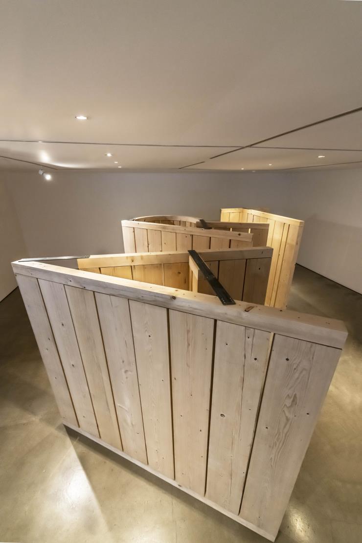 <Untitled (ART)>, 1986(2021년 재제작), 나무판, 철판, 가변크기 