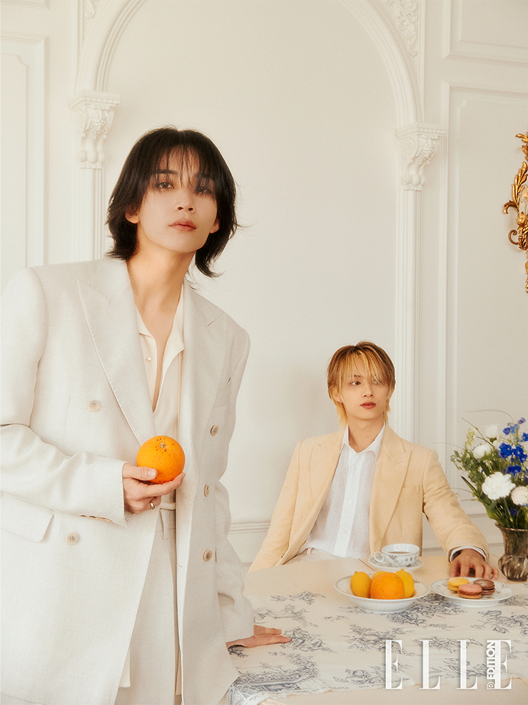 정한이 입은 셔츠는 Celine. 재킷과 팬츠는 JAYBAEK COUTURE. 준이 입은 화이트 셔츠, 스웨이드 재킷은 BALLY.