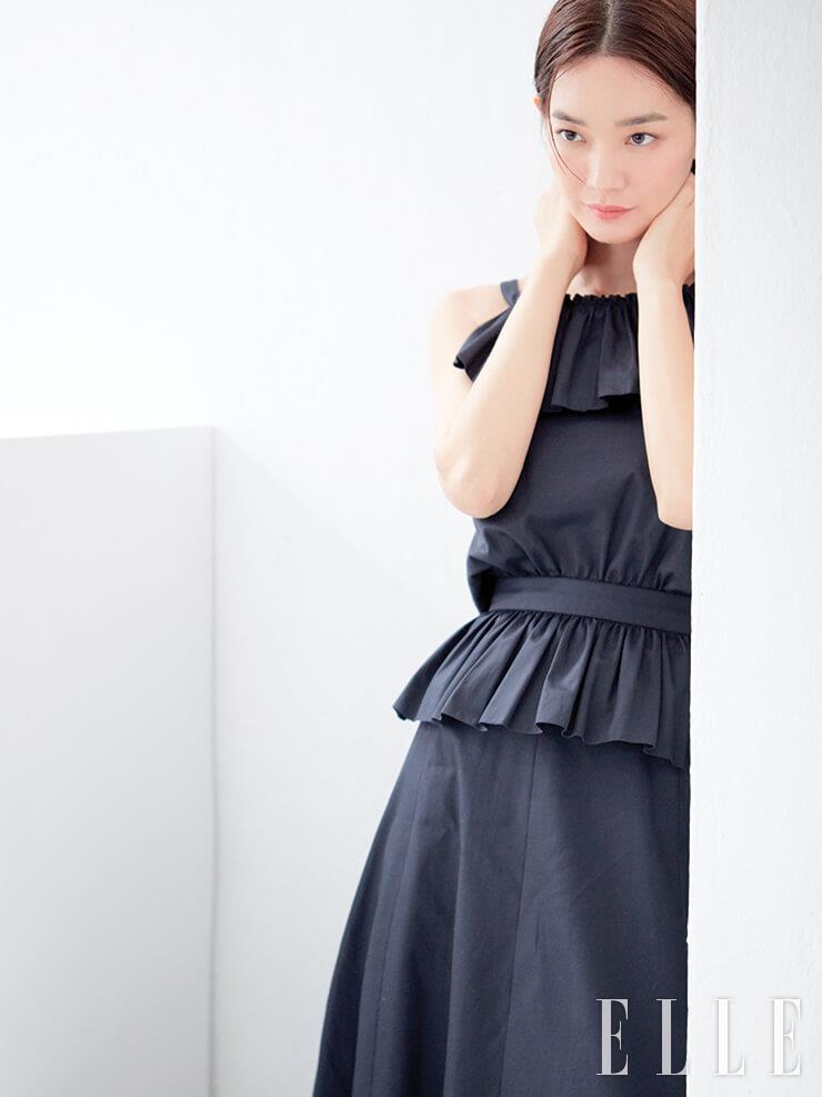 신민아의 그윽한 음영 메이크업. 펄이 없어 더욱 모던하고 도회적인 레 꺄트르 옹브르, 328 블러리 모브를 손끝으로 쓱쓱 펴 발라 세련된 ‘에포트리스 시크’ 메이크업을 완성했다.