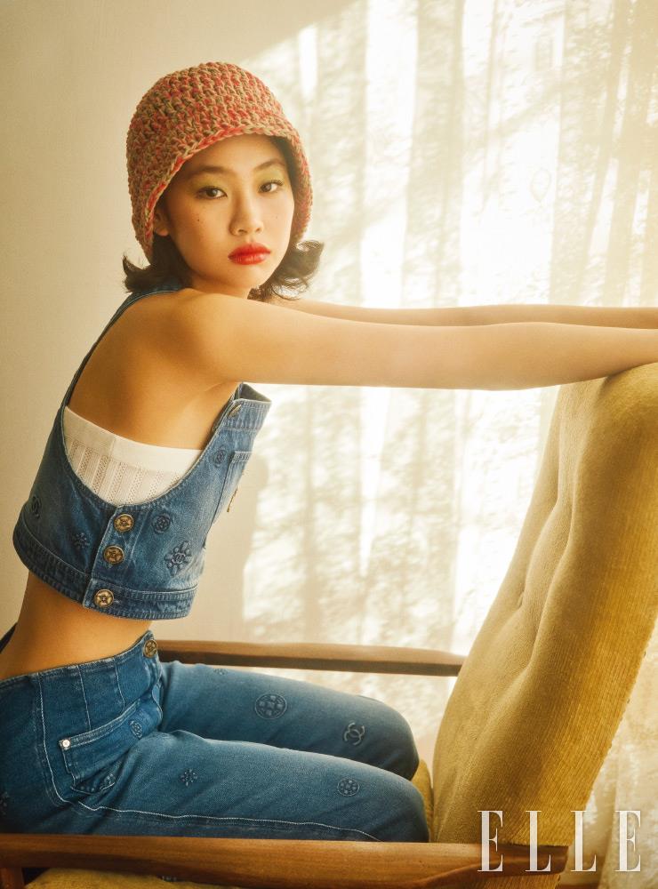 옹브르 프리미에르 롱웨어 크림 아이섀도우, 824 베르데라므에 골드 펄 섀도를 믹스해 눈꺼풀에 펴 바른 뒤, 루쥬 코코 블룸, 130 블러썸을 발라 입술을 쥬시 코럴빛으로 가득 물들인다. 사용 제품은 모두 Chanel. 엠브로이더리 디테일의 데님 오버올 톱과 팬츠, 화이트 크롭트 톱은 모두 Chanel. 니트 햇은 Misu A Barbe. 