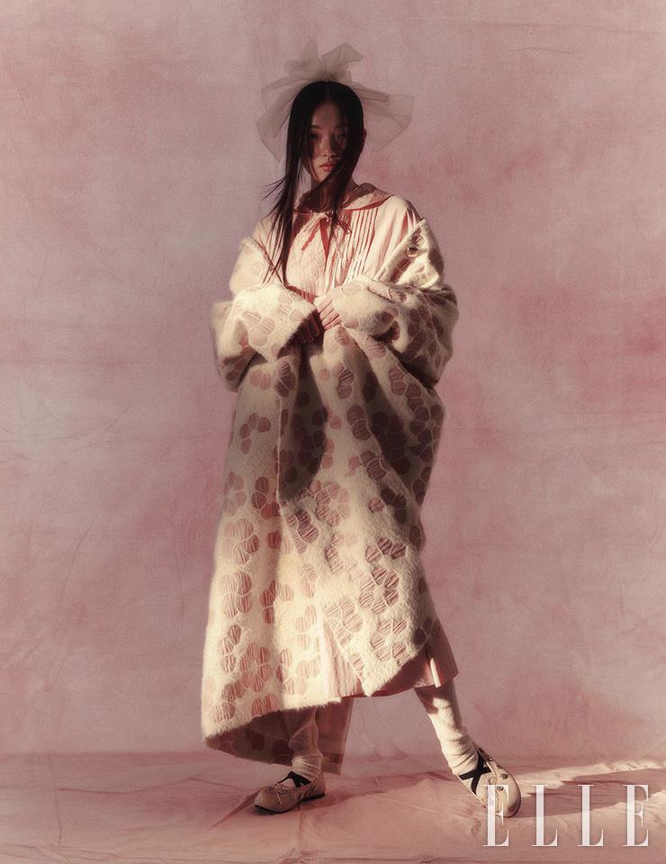 몽환적 분위기가 돋보이는 2022 F/W 바리 컬렉션.