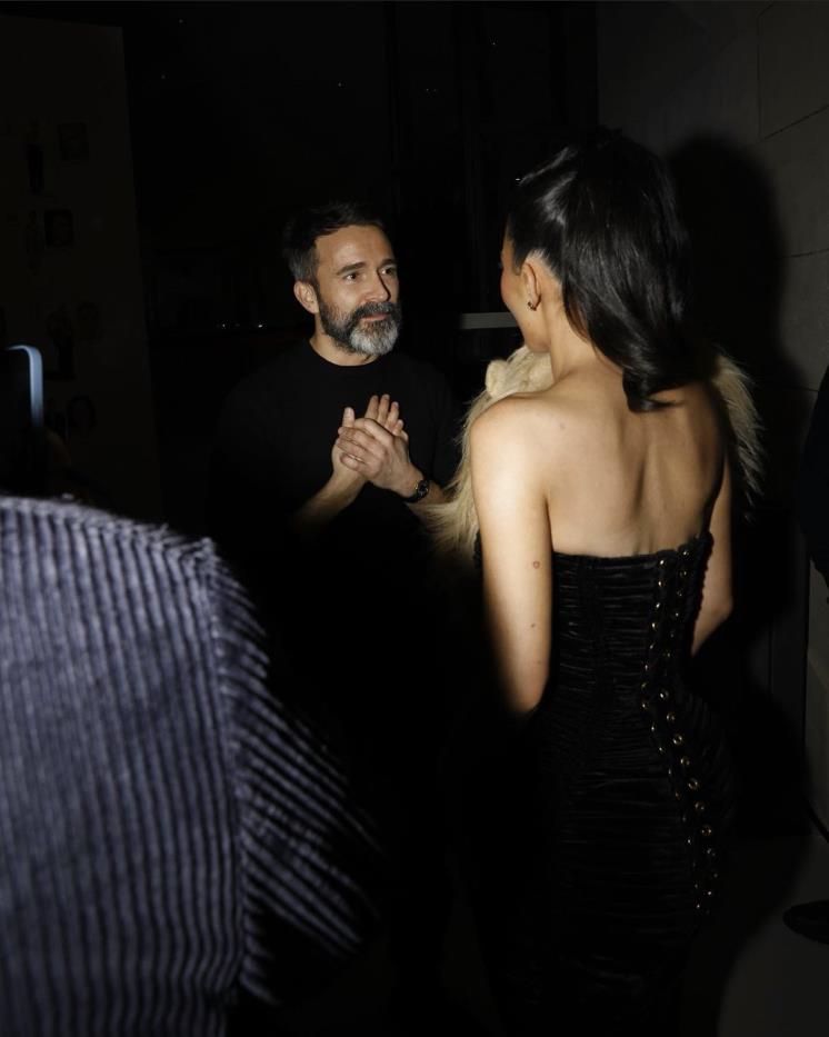 스키아파렐리의 크리에이티브 디렉터 다니엘 로즈베리와 카일리 제너의 뒷모습. (@kyliejenner)