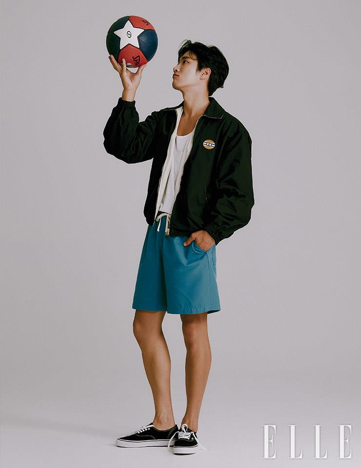 블루종 점퍼와 하프 팬츠는 모두 Gucci. 블랙 컬러 스니커즈는 Vans.