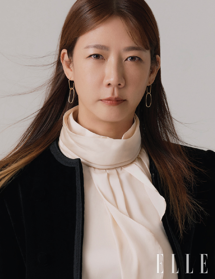 전혜진이 입은 블랙 벨벳 재킷은 Kilo, 베이지 블라우스와 이어링은 스타일리스트 소장품, 링은 본인 소장품.