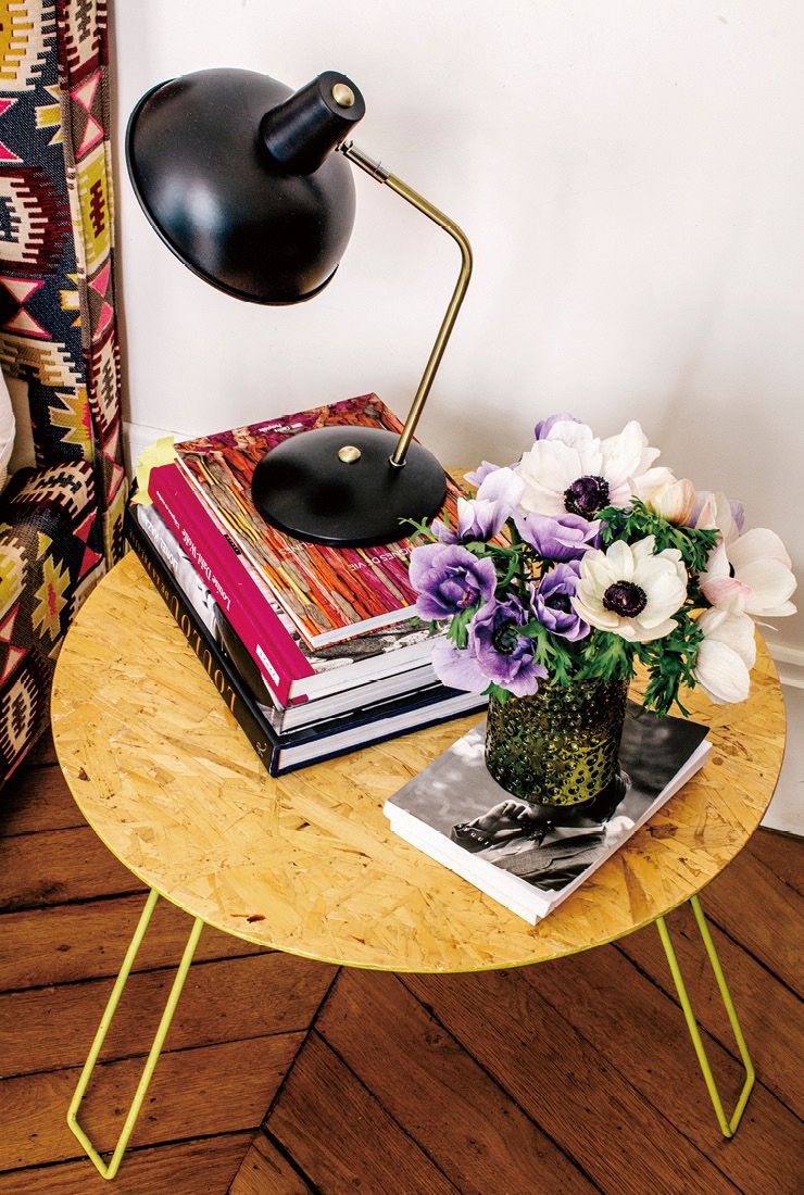 공간 곳곳에 놓인 디자인 서적. 