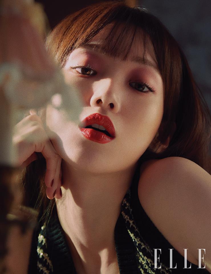우아한 모브 핑크와 선명한 레드 컬러에 집중한 파리지엔의 ‘에포트리스 시크’ 룩. 눈가에 레 꺄트르 옹브르, 328 블러리 모브를 부드럽게 펴 바르고, 색감에 집중하기 위해 아이라인과 마스카라는 과감히 생략한다. 선명한 레드빛의 루쥬 알뤼르 렉스트레, 854를 입술에 가득 메워 발라준다. 사용 제품은 모두 Chanel. 트위드 롱 원피스와 헤어밴드는 모두 Chanel.
