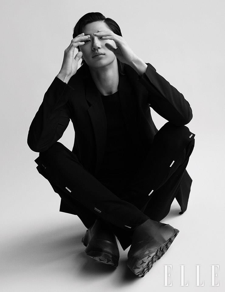 톱과 재킷, 팬츠, 슈즈는 모두 Givenchy.