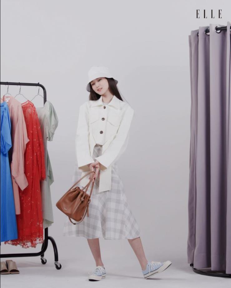 체크 패턴 드레스 Cedric Charlier. 스니커즈Converse. 버킷 햇 H&M. '라팡'백 Saddler seoul.