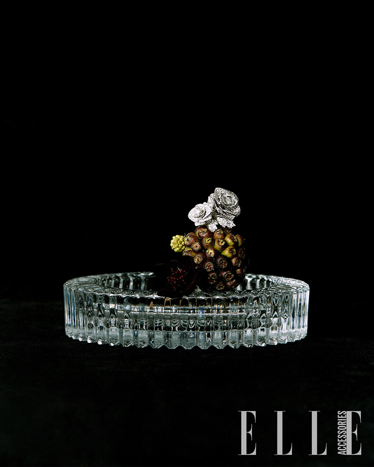 화이트 골드와 다이아몬드로 완성한 로즈 링은 Dior Joaillerie.