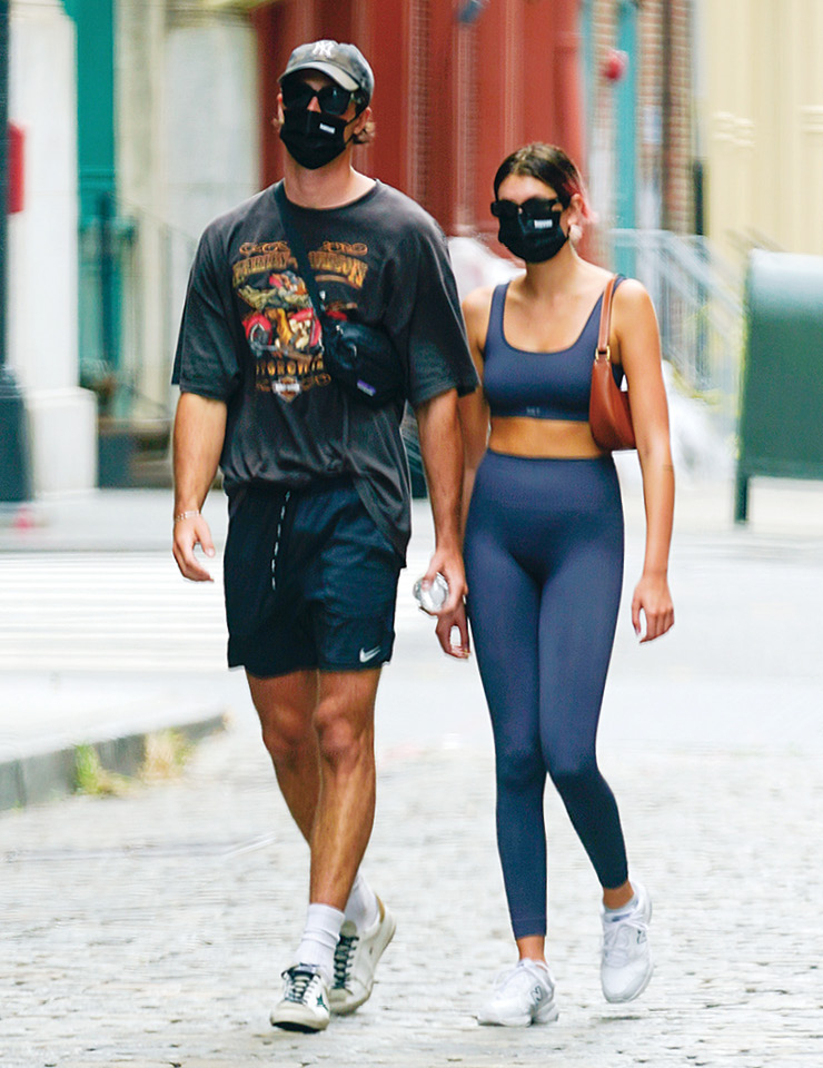 똑같은 마스크를 끼고 거리를 걷는 두 사람. 