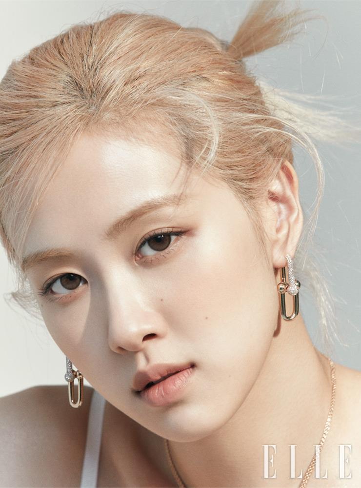 우아하게 반짝이는 파베 다이아몬드가 세팅된 18K 로즈골드 티파니 하드웨어 다이아몬드 파베 링크 이어링, 18K 로즈골드 티파니 하드웨어 다이아몬드 파베 링크 펜던트는 모두 Tiffany & Co.