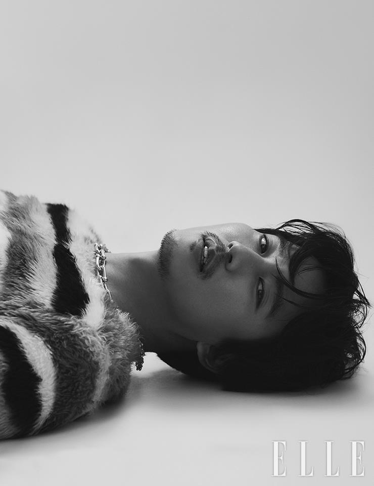 니트 톱은 Loewe. 네크리스는 Tiffany & Co.