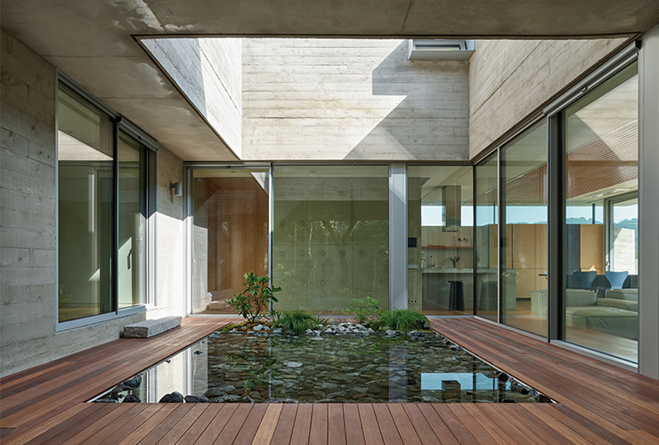 외부 환경과 다양한 접점을 만드는 ‘부암동 두 집’의 중정. 네모난 수공간에 하늘이 반사돼 보인다.