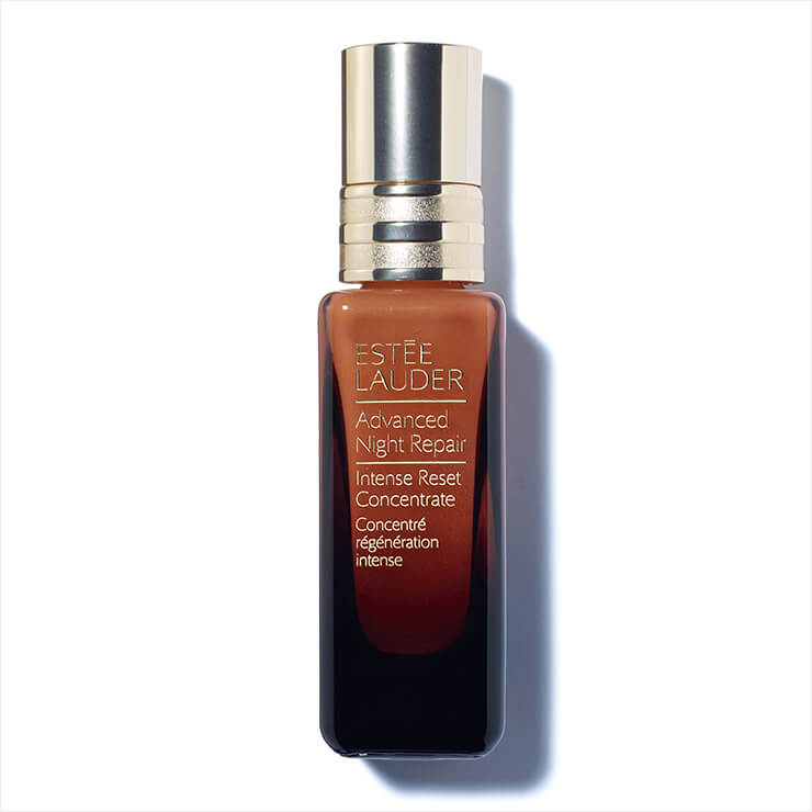 자극받은 피부를 빠르게 진정시키는 특허 성분과 피부를 자극하는 단계마다 피부가 손상되지 않도록 돕는 SOS 테크놀로지가 붉고 예민해진 피부를 1시간 만에 완화해 준다. 어드밴스드 나이트 리페어 인텐스 리셋 컨센트레이트, 12만5천원, Est&eacute;e Lauder. 
