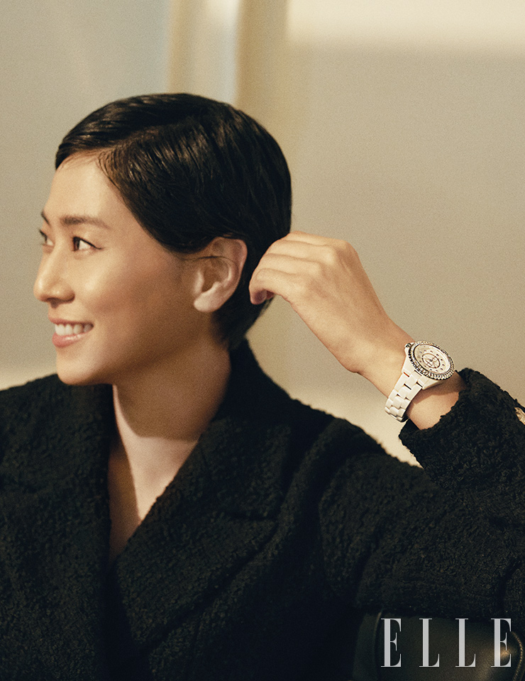 46개의 브릴리언트 컷 다이아몬드가 세팅된 화이트 세라믹 소재의 33mm J12 워치는 Chanel Watches.
