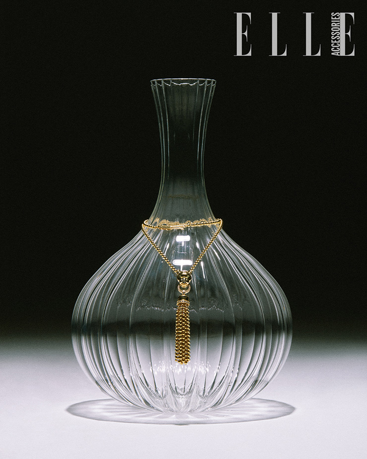 다이아몬드와 오닉스를 세팅한 옐로 골드 팬더 드 까르띠에 네크리스는 Cartier. 디켄터는 The Conran Shop.