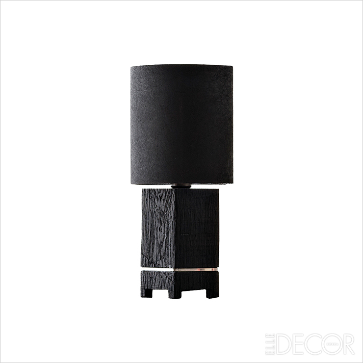 한지로 만든 셰이드 사이로 빛이 은은하게 퍼지는 ‘한지 테이블 램프(Hanji Table Lamp)’는 눈의 피로를 덜어준다. 1백28만원, Eastern Edition.