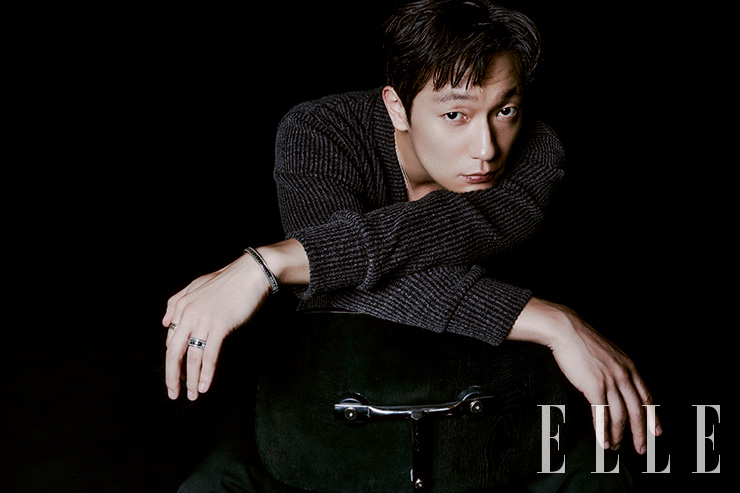 하반기 출시 예정인 핑크 골드, 화이트 골드를 각각 소재로 한 벨 에포크 릴 네크리스, 화이트 골드에 다이아몬드를 세팅한 벨 에포크 릴 브레이슬릿, 검지에 착용한 핑크 골드의 벨 에포크 릴 링, 약지에 착용한 화이트 골드에 다이아몬드를 세팅한 벨 에포크 릴 링은 모두 Damiani.