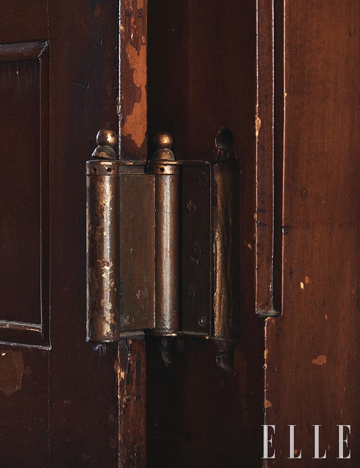 원형이 유지된 후면의 창은 창문의 개방 정도를 조정하고 그 상태로 유지될 수 있게 만든 하단부의 고정장치가 흥미롭다.