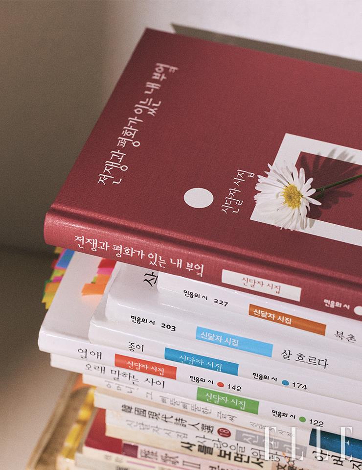 스무 살에 등단한 이후 신달자는 총 17권의 시집을 냈다. 맨 위에 놓인 것이 등단 59년을 기리며 4월에 출간한 <전쟁과 평화가 있는 내 부엌>.
