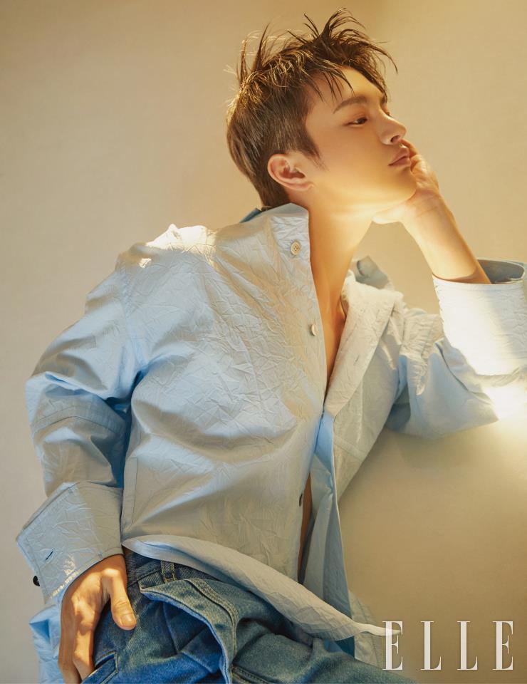 블루 링클 셔츠와 데님 팬츠는 모두 Wooyoungmi. 