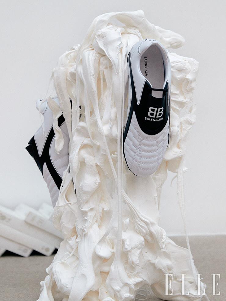  BB 로고 포인트가 돋보이는 가벼운 착화감의 ‘젠 스니커즈’는 Balenciaga.