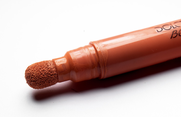 현재는 단종된 2019 스프링 컬렉션의 리미티드 아이템. 수채화처럼 맑은 발색이 특징인 블러시 쿠션 스틱, TENDER 01, Dolce & Gabbana Beauty.