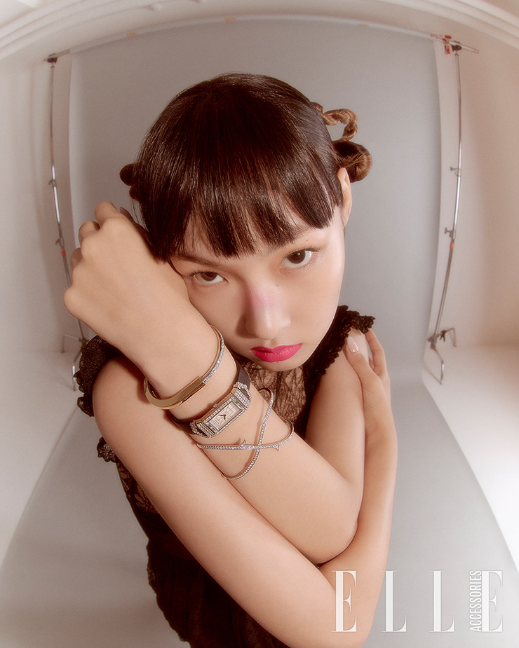 블랙 레이스 드레스는 Dior. 옐로 골드와 화이트 골드에 다이아몬드를 세팅한 브레이슬릿, 화이트 골드에 76개의 라운드 브릴리언트 컷과 4개의 바게트 컷 다이아몬드가 세팅된 아르데코 칵테일 워치는 모두 Tiffany & Co. 18K 화이트 골드 소재에 다이아몬드 파베 세팅된 브레이슬릿은 Stephen Webster.