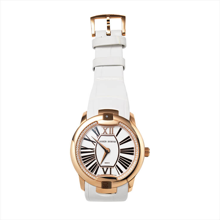 18K 핑크골드 케이스에 64개의 라운드 컷 화이트 다이아몬드로 장식된 벨벳 에센셜 워치는 3천2백50만원, Roger Dubuis.