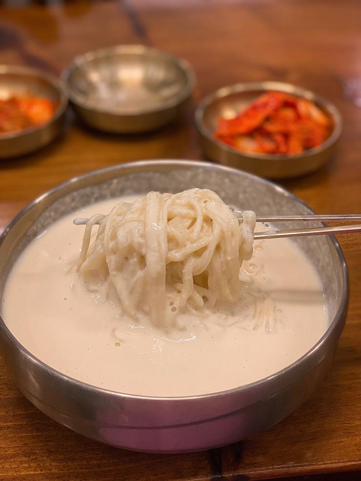 집에서 어머니가 갈아 준 콩국수의 맛, 담백함.