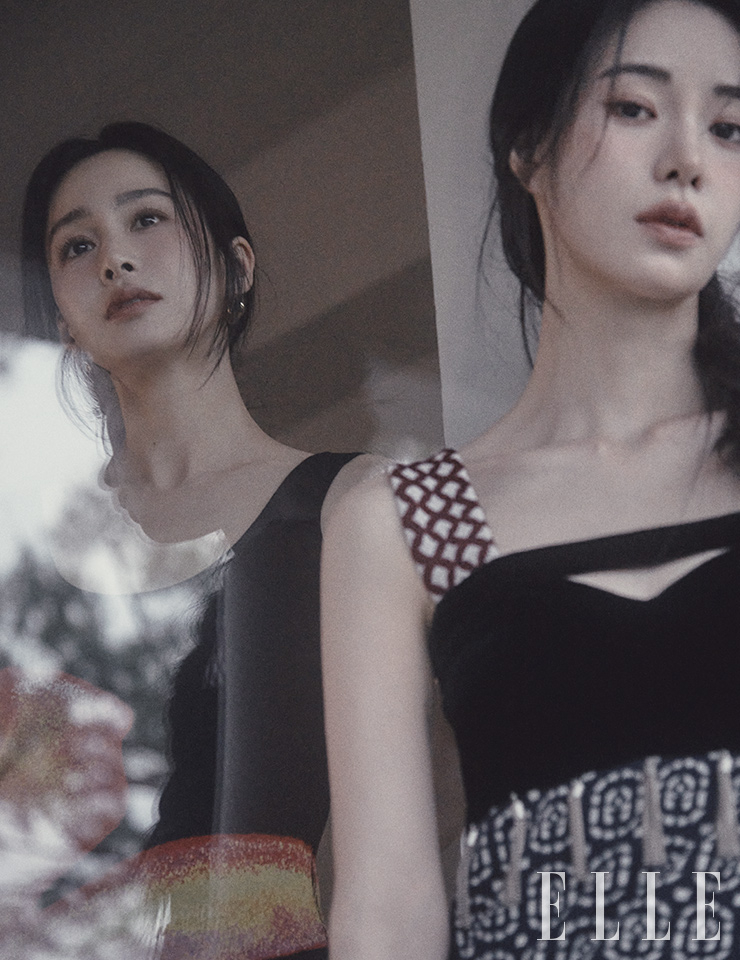 김태희가 입은 니트 드레스는 Alexander McQueen. 이어링은 Viollina. 임지연이 입은 드레스는 Ports 1961.