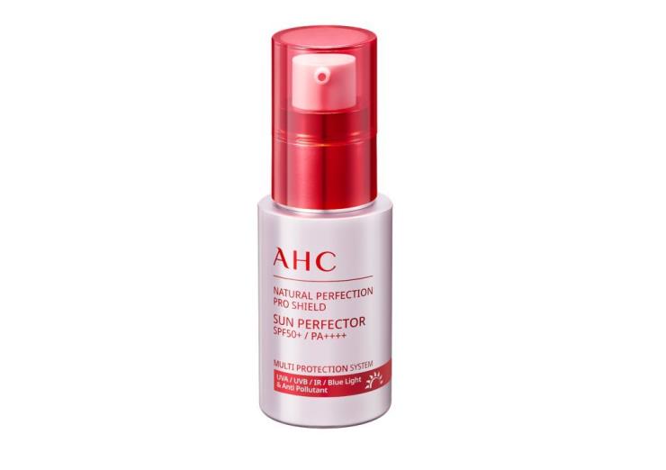 세럼이란 가벼운 제형에 자외선뿐 아니라 적외선, 블루라이트 차단까지 되는 AHC 내추럴 퍼펙션 프로쉴드 선퍼펙터. SPF50+ PA++++ 30ml, 2만6천원