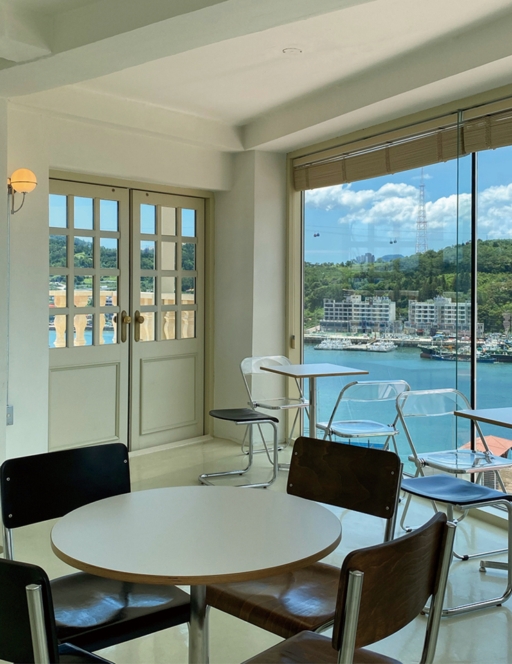 지하부터 루프톱까지, 총 4층 규모로 꾸민 와이드 커피 스탠드의 이국적인 내부 전경. 