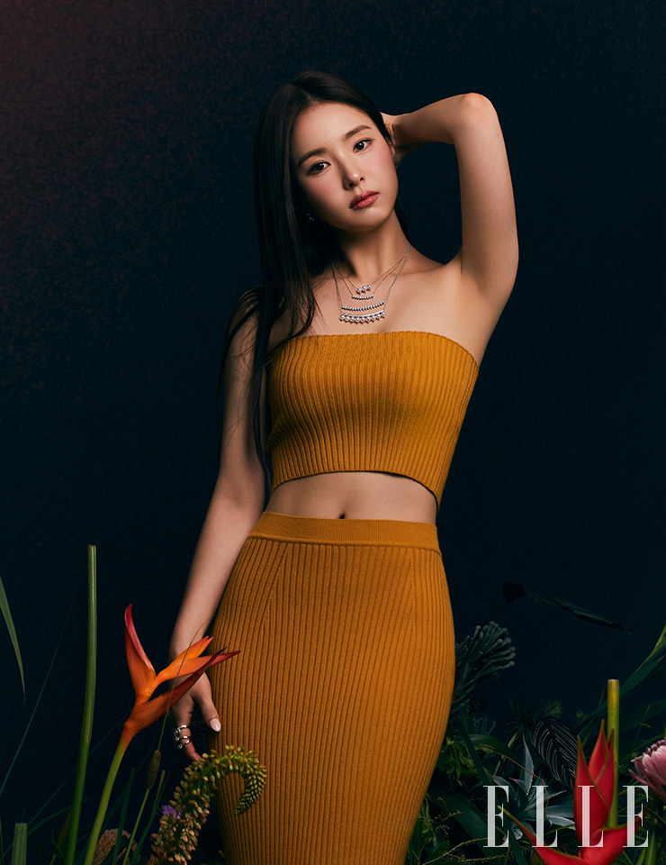 3개의 아코야 진주에 다이아몬드를 파베 세팅한 데인저 네오 다이아몬드 파베 네크리스, 빛나는 다이아몬드에 가시 모티프를 더한 두 개의 데인저 다이아몬드 네크리스, 화이트 골드로 이뤄진 우아한 디자인의 데인저 플러스 다이아몬드 파베 네크리스, 3개의 진주가 세팅된 데인저 네오 다이아몬드 파베 이어링, 왼손 검지에 착용한 다이아몬드와 가시로 와일드한 실루엣을 강조한 데인저 다이아몬드 링, 약지에 착용한 밸런스 디자인에 다이아몬드를 추가한 밸런스 다이아몬드 솔로 링, 오른손 검지에 착용한 눈부신 빛을 발하는 데인저 다이아몬드 링, 레이어드한 우아한 디자인의 데인저 플러스 다이아몬드 파베 링은 모두 Tasaki. 니트 톱과 스커트는 모두 Chloé.