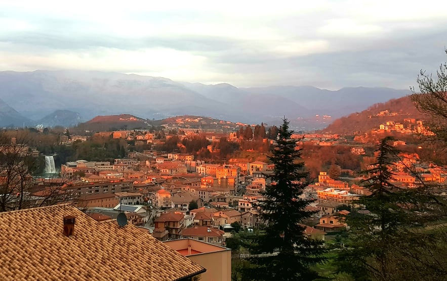 로마 근처에 위치한 아름답고 고요한 작은 마을 이솔라 델 리리. Photo by Federico Iafrate